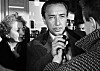 Romain Gary intervjues av journalister på Orly, med sin kone ved siden av seg.