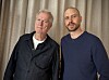 Hans Petter Moland og Herbert Nordrum står sammen foran et lyst sceneteppe.