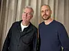 Hans Petter Moland og Herbert Nordrum står sammen foran et lyst sceneteppe.