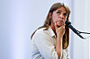 Ingrid Olava synger i en mikrofon under en minikonsert i Oslo.