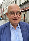 Trond Vernegg med briller og blå dress i en travel handlegate.