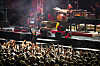 Nick Cave and the Bad Seeds opptrer på en opplyst scene foran et stort publikum.
