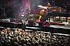 Nick Cave and the Bad Seeds opptrer på en opplyst scene foran et stort publikum.