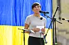 Ine Eriksen Søreide taler ved en mikrofon foran et blågult bakteppe i Oslo.