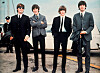 The Beatles står samlet utendørs i Liverpool før premieren på filmen «A Hard Day’s Night» i 1964.