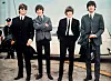 The Beatles står samlet utendørs i Liverpool før premieren på filmen «A Hard Day’s Night» i 1964.
