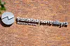 SSB-logo på en rød teglfasade ved Statistisk sentralbyrås hovedkontor i Oslo.