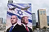 Valgkampplakat med Netanyahu og Trump foran Israels flagg, omgitt av Tel Avivs høyhus.
