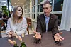 Maren Grøthe og Erling Sande sitter ved et bord og samtaler under Senterpartiets møte på Gardermoen.