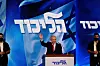Benjamin Netanyahu taler fra en talerstol foran Likud-logoen i Jerusalem.