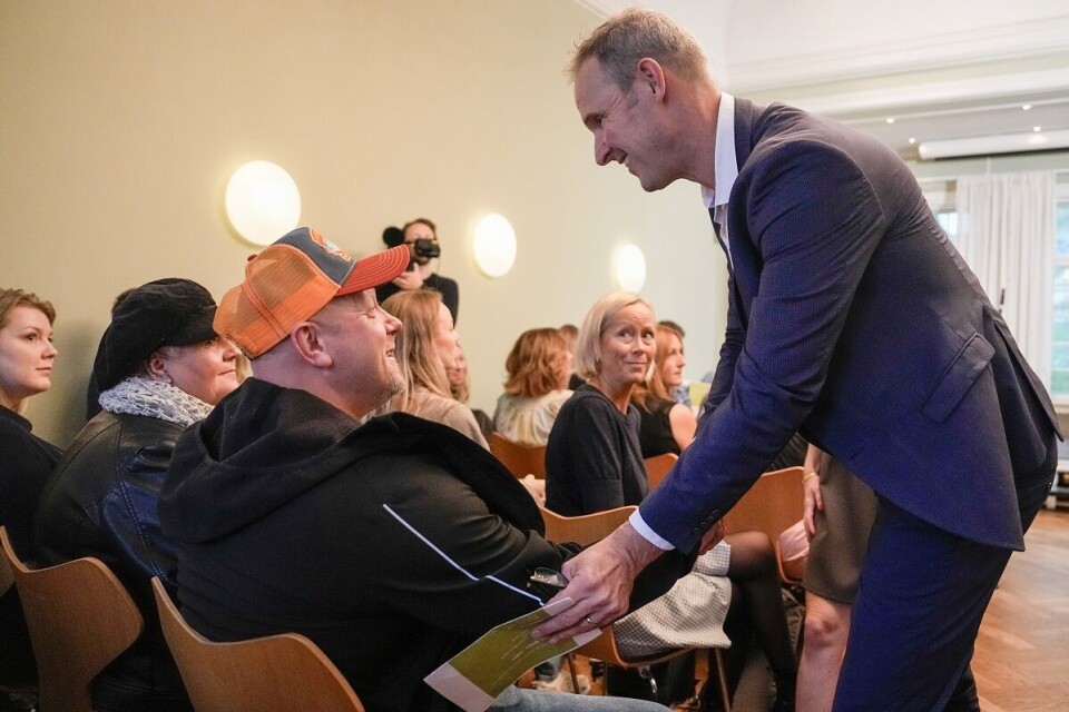 Journalist og forfatter Bjørn Olav Jahr (54) hilser på Viggo Kristiansen i forbindelse med at Jahr ble tildelt Fritt Ords Honnør for grundig og standhaftig journalistikk som avdekket justismord i Baneheia-saken og bidro til oppheving av erstatningsdommen mot fetteren i Birgitte Tengs-saken.