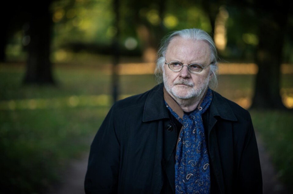 Forfatter Jon Fosse utenfor Grotten i Oslo der han bor. Sosiale sammenkomster er ikke noe som gir ham mye, men han skal møte ungdommer i Rinkeby i Stockholm før nobelprisutdelingen.