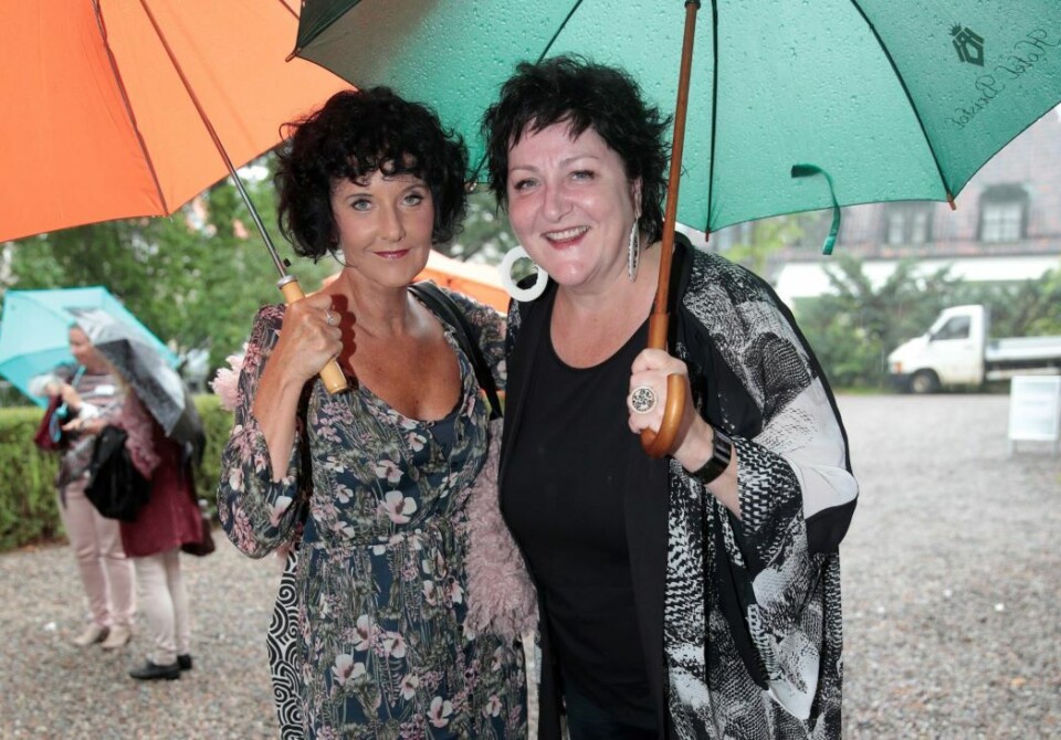 Showdamer: De kan kunsten å skrive, og nå skal de teste sine humoristiske showferdigheter – med en førjulsturné. Her er Unni Lindell og Anne B. Ragde på vei til Aschehougs hagefest for noen år siden.