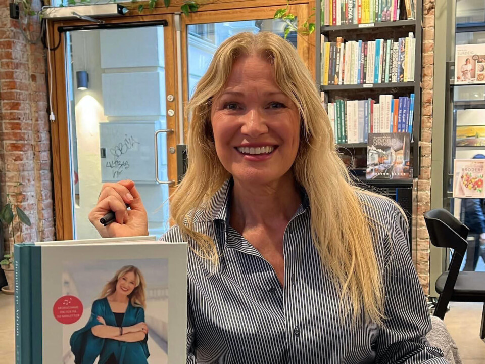 Benedicte Adrian fotografert mens hun signerer sin første bok «Lær å synge på 21 dager» på forlaget Cappelen Damms café.
